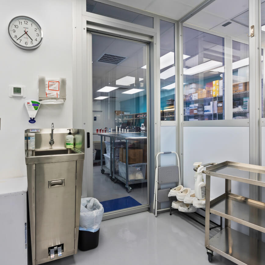 sterile-gowning-ante-room-img-1